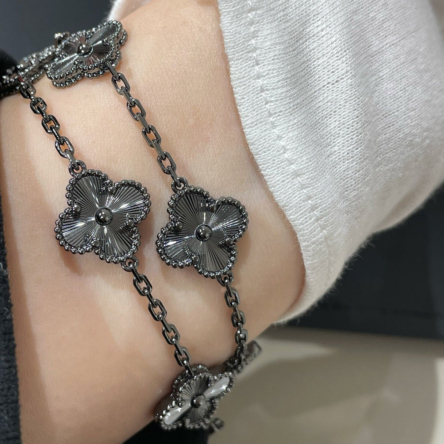 [Lunabriance]CLOVER 5 MOTIF BLACK BRACELET