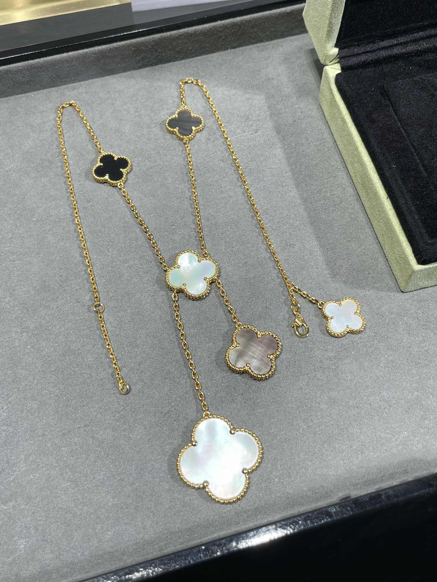 [Lunabriance]CLOVER 6 MOTIF MOP ONYX GOLD NECKLACE