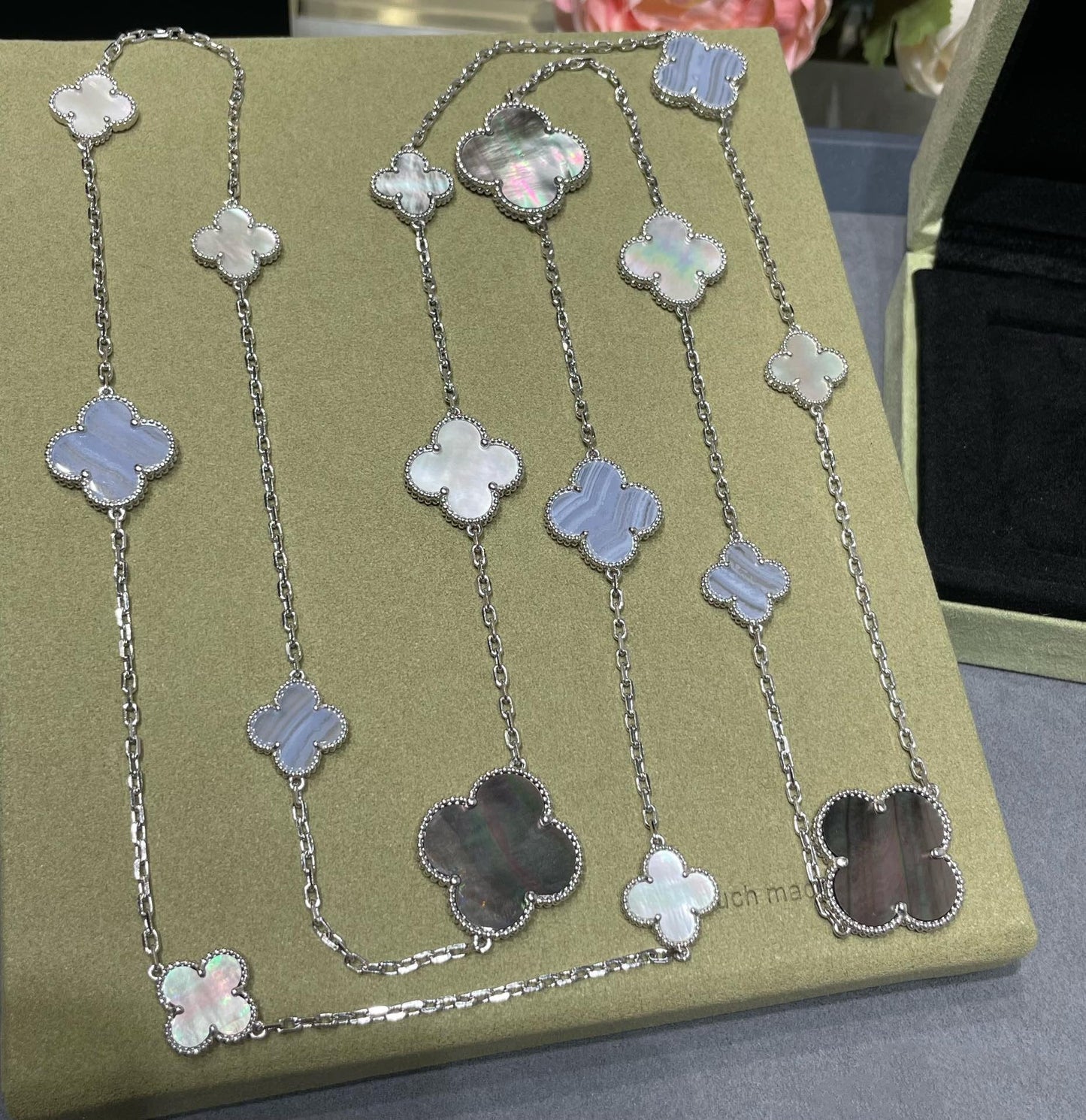 [Lunabriance]CLOVER 16 MOTIF CHALCEDONY MOP SILVER NECKLACE