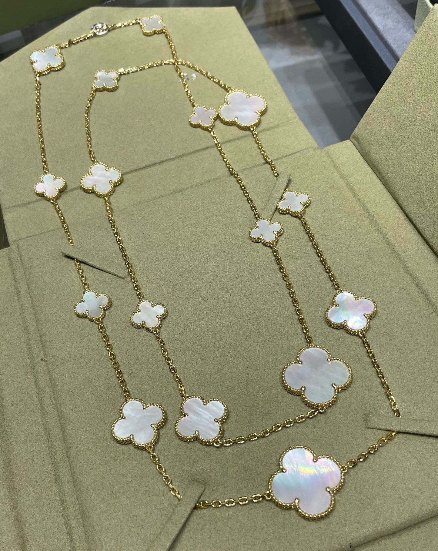 [Lunabriance]CLOVER 16 MOTIF WHITE MOP GOLD NECKLACE