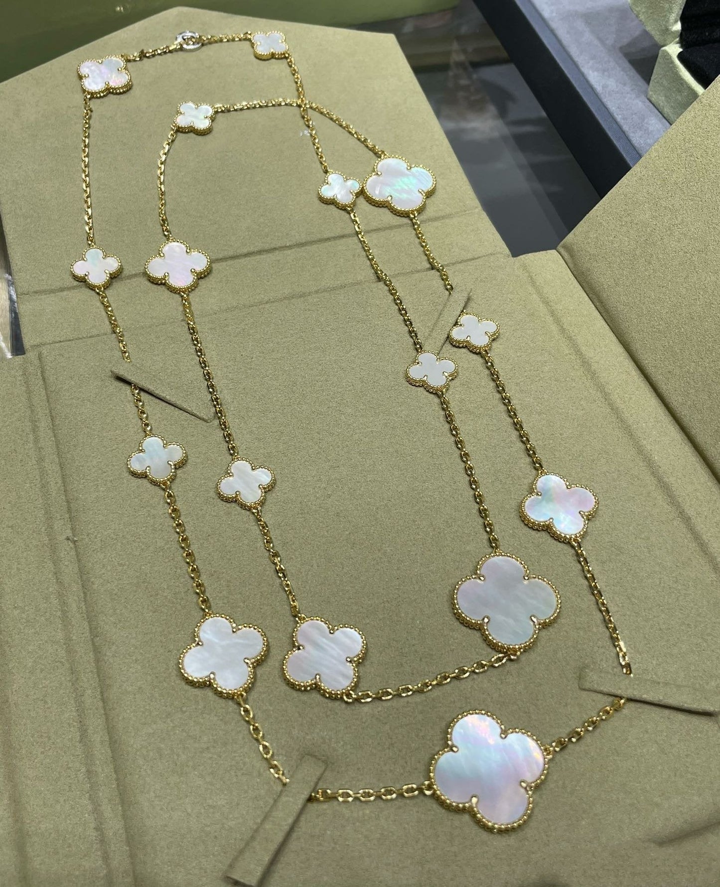 [Lunabriance]CLOVER 16 MOTIF WHITE MOP GOLD NECKLACE