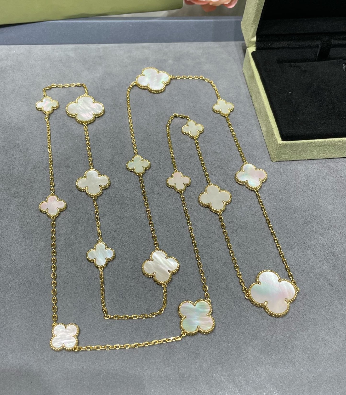 [Lunabriance]CLOVER 16 MOTIF WHITE MOP GOLD NECKLACE