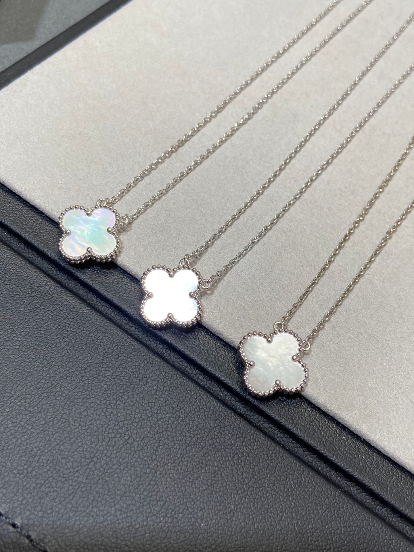 [Lunabriance]CLOVER MEDIUM SILVER WHITE MOP NECKLACE