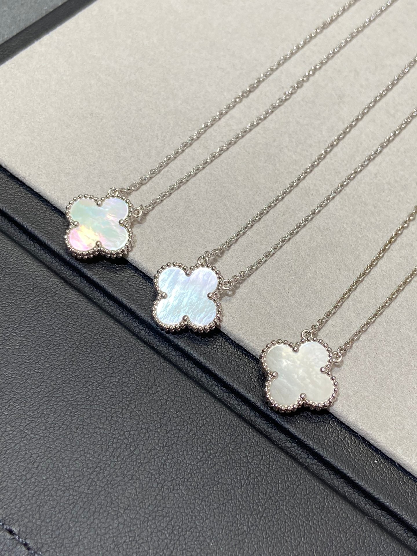 [Lunabriance]CLOVER MEDIUM SILVER WHITE MOP NECKLACE