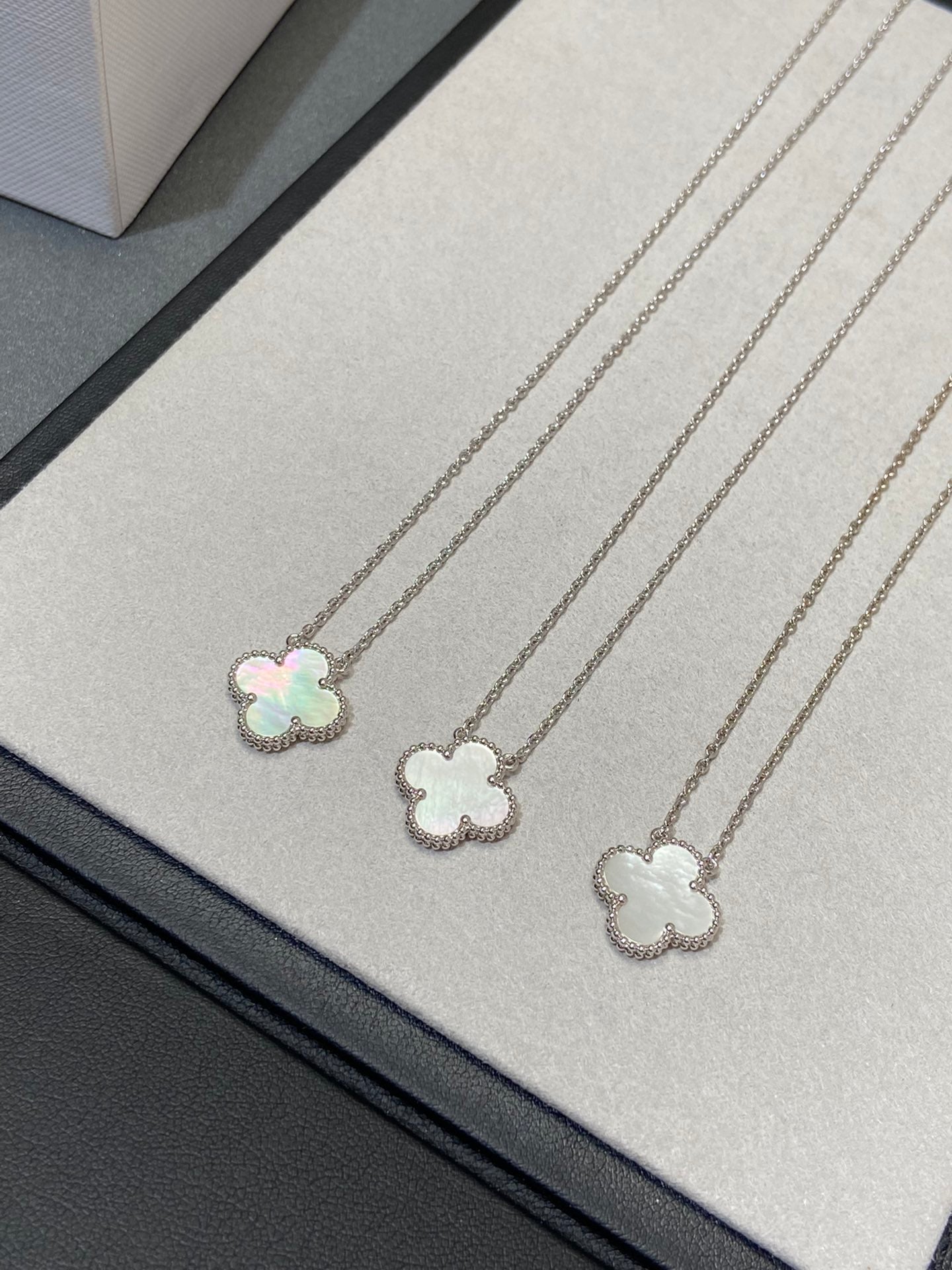 [Lunabriance]CLOVER MEDIUM SILVER WHITE MOP NECKLACE