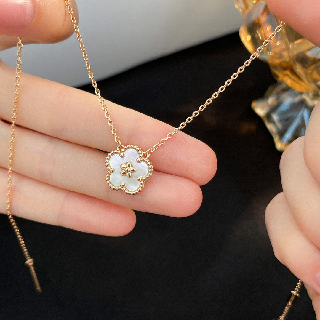 [Lunabriance]LUCKY  WHITE MOP  PLUM BLOSSOM NECKLACE