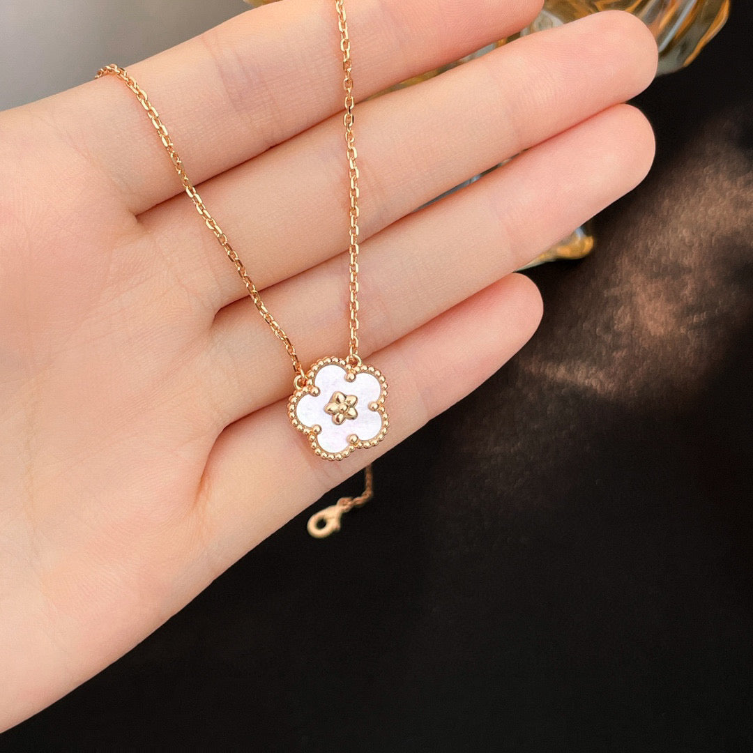 [Lunabriance]LUCKY  WHITE MOP  PLUM BLOSSOM NECKLACE