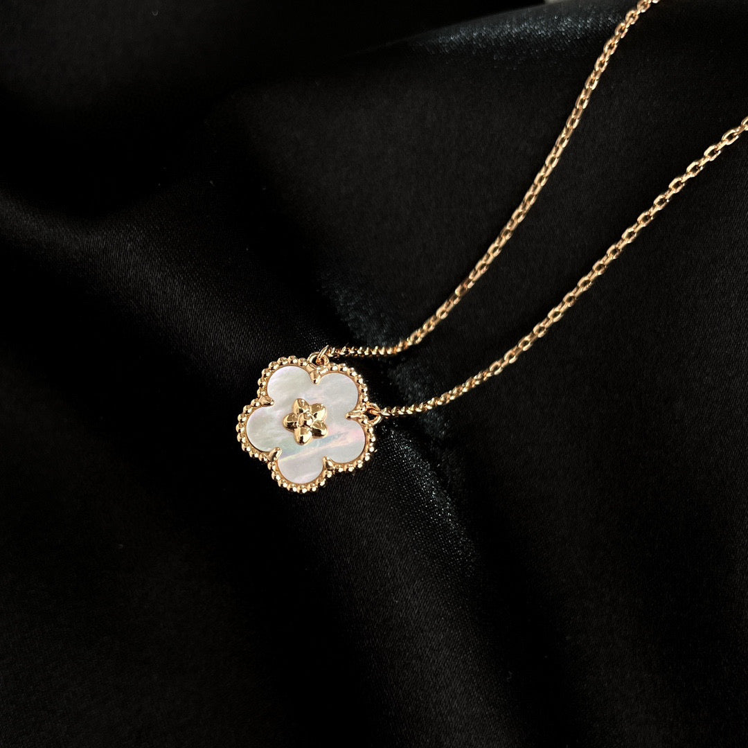 [Lunabriance]LUCKY  WHITE MOP  PLUM BLOSSOM NECKLACE