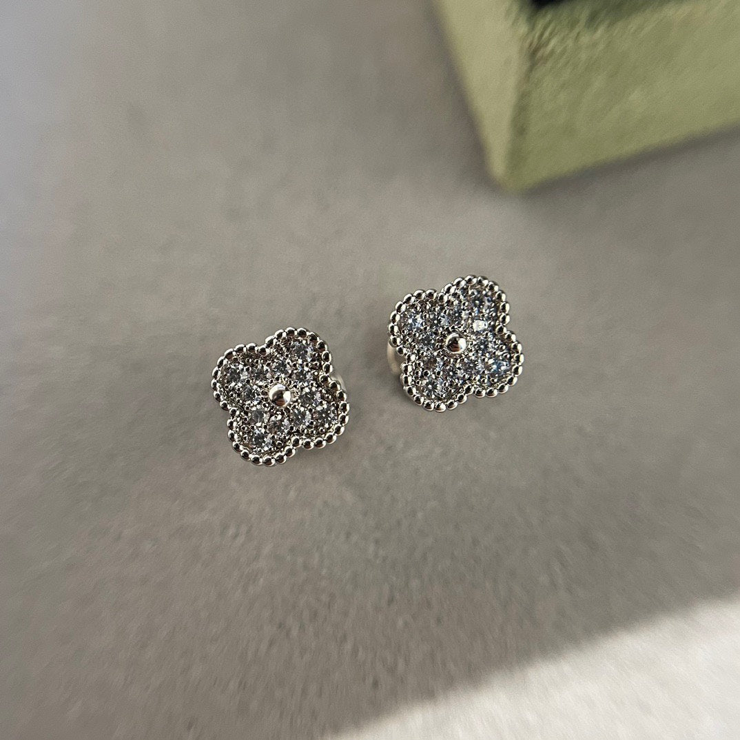 [Lunabriance]CLOVER MINI DIAMOND STUD EARRINGS